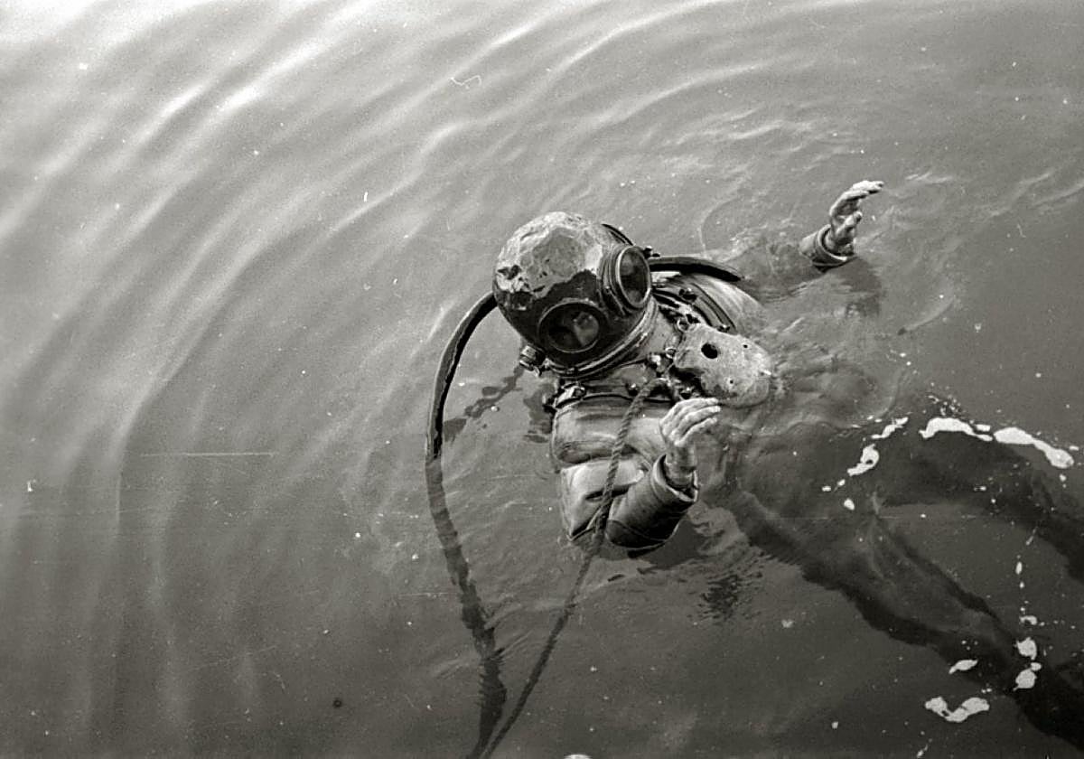 Un buzo anterior, de 1945, en la bahía de la Concha.