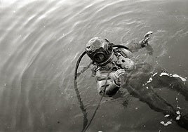 Un buzo anterior, de 1945, en la bahía de la Concha.