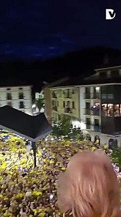 Orio se da un baño de masas con su gente tras ganar la Bandera de La Concha