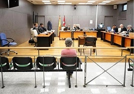 La acusada, de espaldas, al inicio del juicio