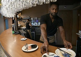 Trabajador de origen extranjero empleado en el sector de la hostelería.