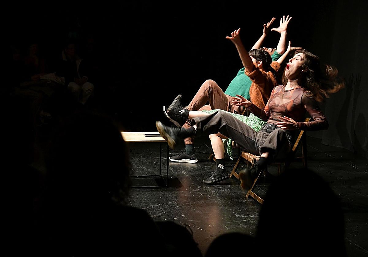 Gehibat konpainiaren 'Hirurak telefonoari begira' antzezlaneko une bat Szenatokia, iaz.