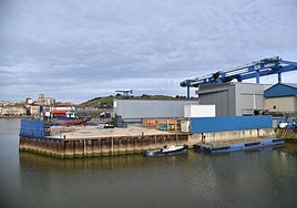 Exterior de Astilleros Balenciaga en Zumaia, cuyo futuro se ha despejado con la oferta del grupo árabe.