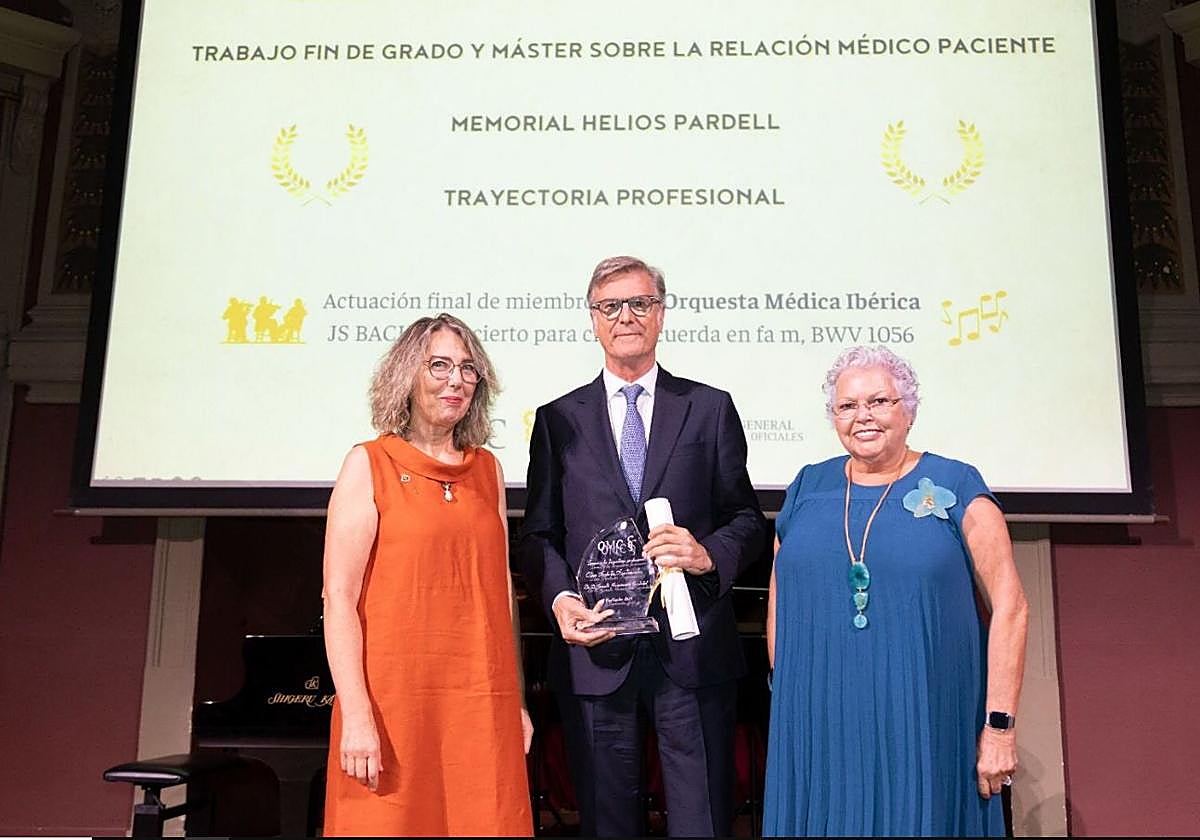 Rosa Arroyo, vicepresidenta segunda del Consejo General de Colegios Oficiales Médicos y sus fundaciones, Gurutz Linazasoro y Carmen Solórzano, presidenta del Colegio de Médicos de Gipuzkoa.