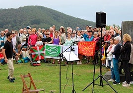 Homenaje en Agiña a Karlos Santiago, montañero irundarra fallecido en agosto en el Pirineo