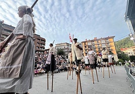 Gernikako Arbola plaza, kultura anitzen topaleku izan zen larunbat arratsaldean