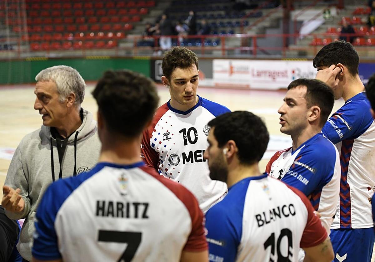 El conjunto eibarrés tuvo que esforzarse al máximo para remontar y llevarse los dos puntos de Hondarribia en su debut liguero.