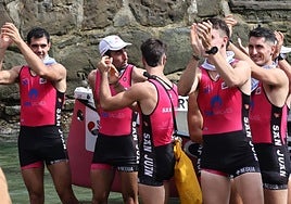 Los hombres de Joseba Fernández en el momento de su desembarco.