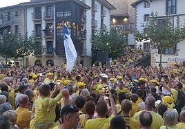 Orioko arraunlariak, lortutako Banderarekin, Herriko Plazan, zaletuen txalo eta zorionak jasotzen, udaletxeko balkoira igo aurretik.
