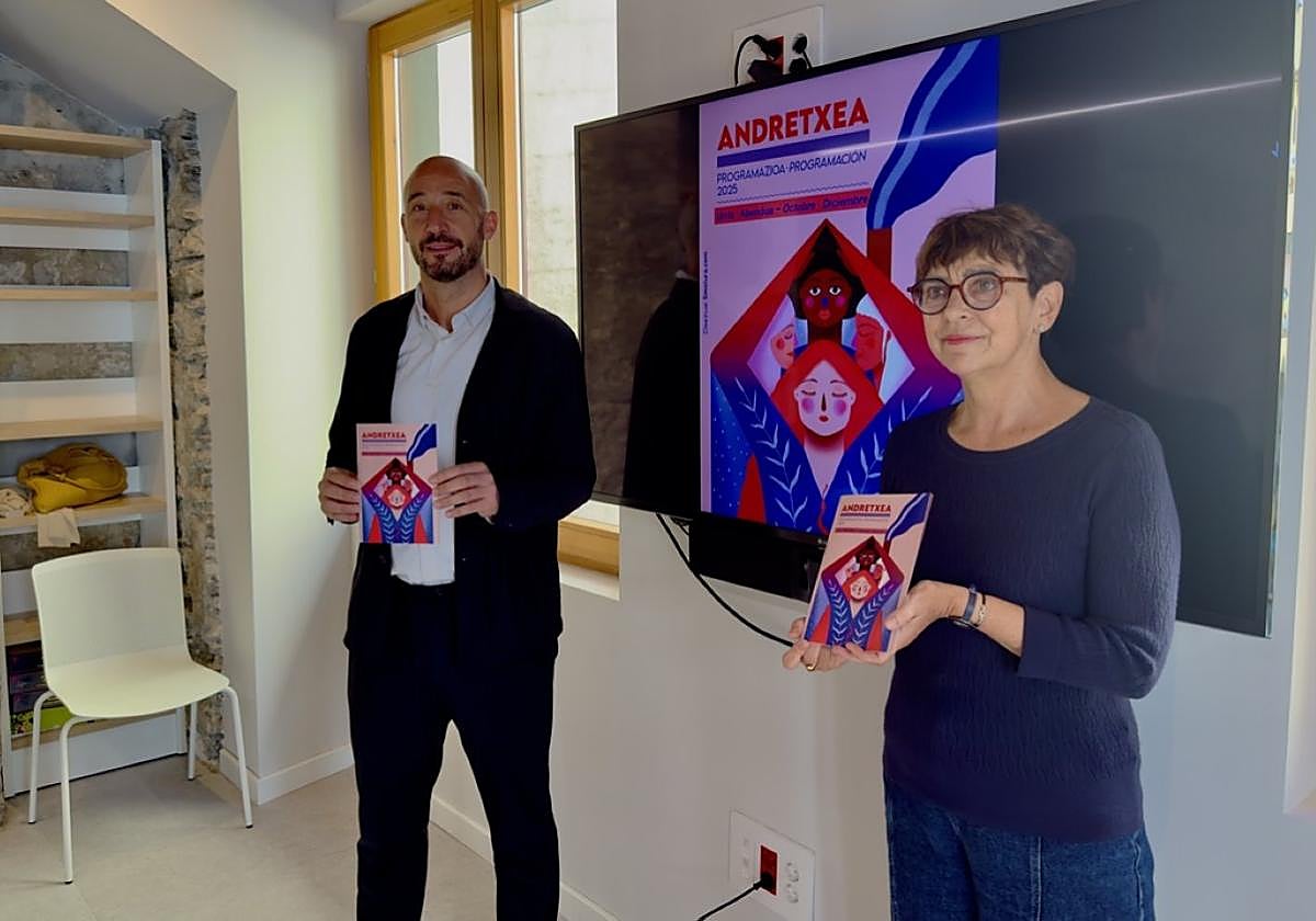 La edil del PNV, Elena Ibañez, junto al alcalde Jon Iraola.