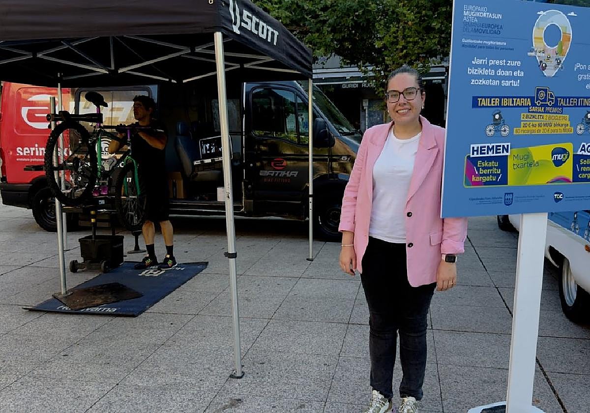El taller reparador de bicicletas se vio acompañado de un servicio de tramitación de tarjetas Mugi.