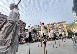 Vistosa llegada de los grupos invitados del festival de folclore aGernikako Arbola.
