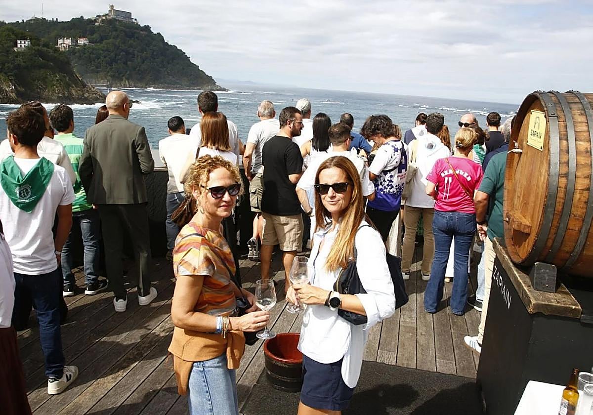 Los invitados y organizadores disfrutaron de la magnífica terraza del Aquarium, desde donde se puede visualizar todo el campo de regateo.