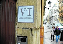 Distintivo de una vivienda de uso turístico en el portal de un edificio del centro de Donostia.