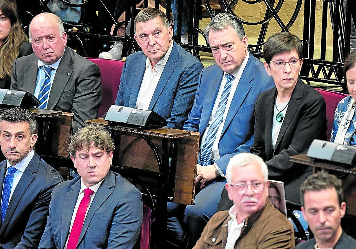 Líderes de EH Bildu y PNV, Arnaldo Otegi y Aitor Esteban, arriba, y del PSE, Eneko Andueza, abajo, en un acto en Gernika