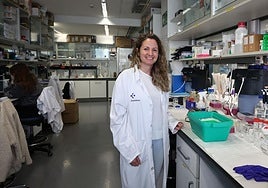La doctora Leire Bejarano, en uno de los laboratorios del Instituto de Investigación Sanitaria Biogipuzkoa.