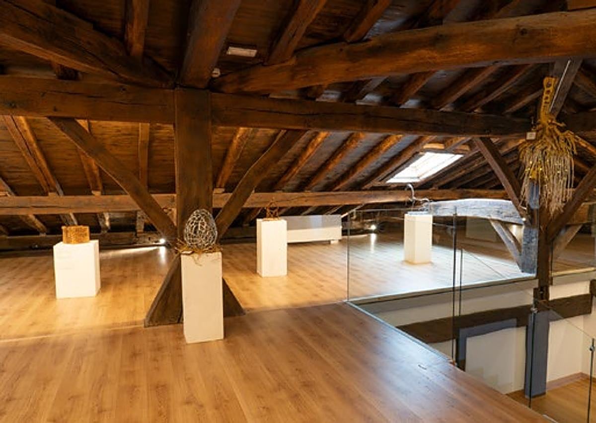 Imagen secundaria 1 - Imágenes de algunas de las obras que se pueden ver en la ganbara del ayuntamiento de Berastegi.