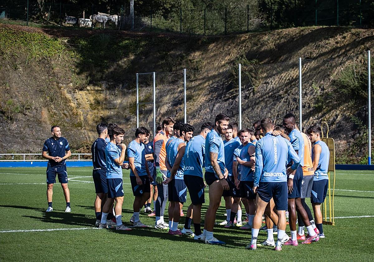 Sadiq anima a Sucic a pasar por el pasillo de jugadores este martes en Zubieta