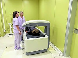 Itziar Aristegi y Argine Ansoregi atienden a la paciente Marisa Aldalur que pasó sus pruebas enel densitómetro.