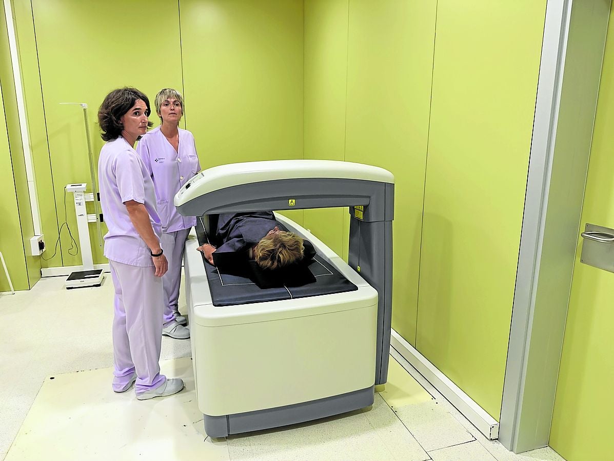 Itziar Aristegi y Argine Ansoregi atienden a la paciente Marisa Aldalur que pasó sus pruebas enel densitómetro.