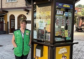 Mónica Lorenzo Sujar en su quiosco de la ONCE en la calle Hirigoien de Lazkao.