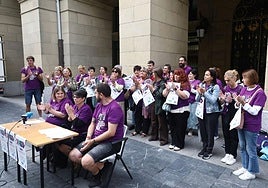 ELA ha llevado a cabo su rueda de prensa frente a la Diputación.