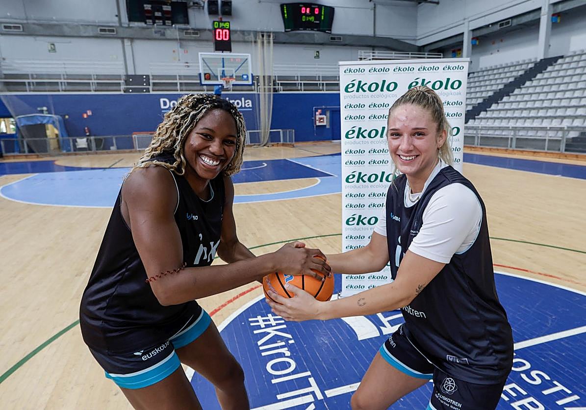Yvonne Ejim y Paige Robinson durante su presentación.