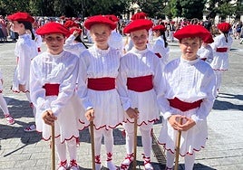 Haurren Eguna. La anual fiesta de dantzaris txikis llenó de folklore y colorido el domingo las calles, con un grupo de niños y niñas de Oñatz estrenando nueva vestimenta igualitaria.