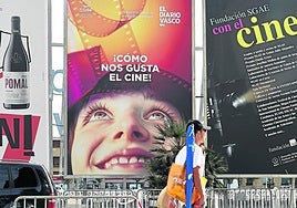 La ciudad ya palpita a ritmo de Festival de Cine, con el montaje que conlleva en los diferentes puntos estratégicos del Zinemaldia. Las vallas anunciantes de películas y colaboradores, entre ellos DV, ya se asoman al Urumea frente al teatro Victoria Eugenia y el hotel María Cristina. La llegada mañana de los primeros miembros del jurado inicia la cuenta atrás para el arranque oficial de este viernes.