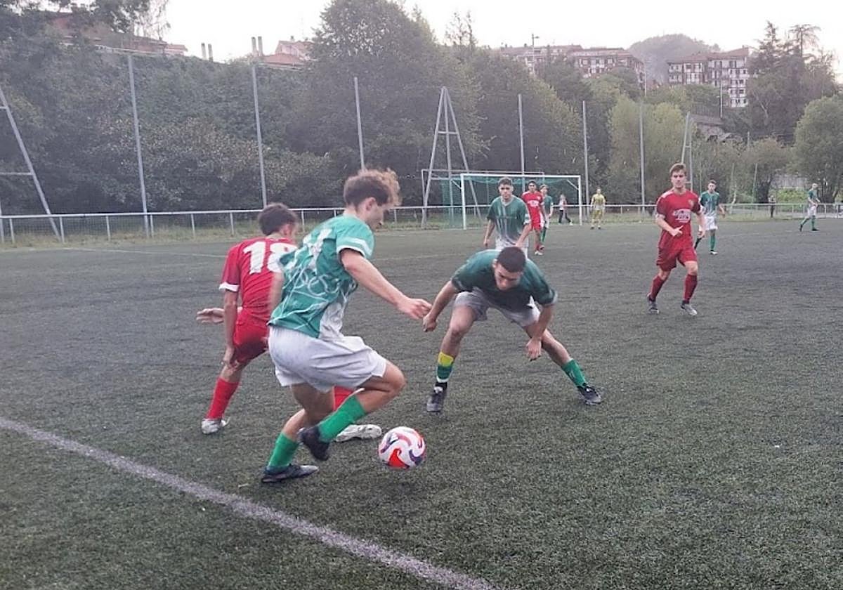 Grinche con el balón en el partido inaugural de la liga en Zubipe en la tarde del pasado sábado.