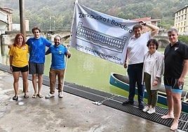 Representantes de sociedades gastronómicas y entidades deportivas participantes con los concejales Aitzol Gartzia y Josune Sanz.