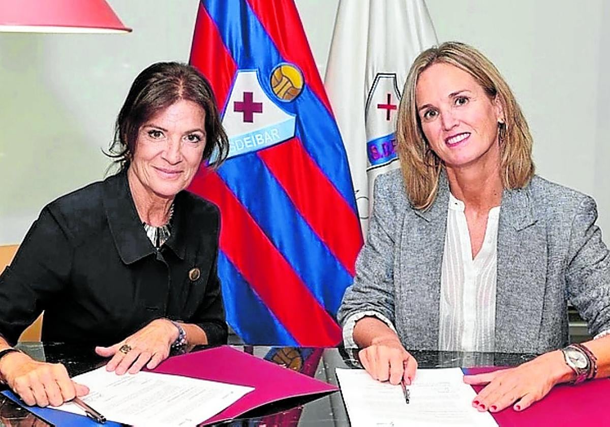 Amaia Gorostiza y Elixabete Goenaga sellan el nuevo acuerdo.
