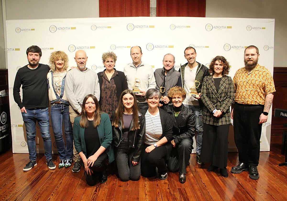 Iazko Bizenta Mogel ipuin sariketako irabazleak, epaimahaikideak eta udal arduradunak.