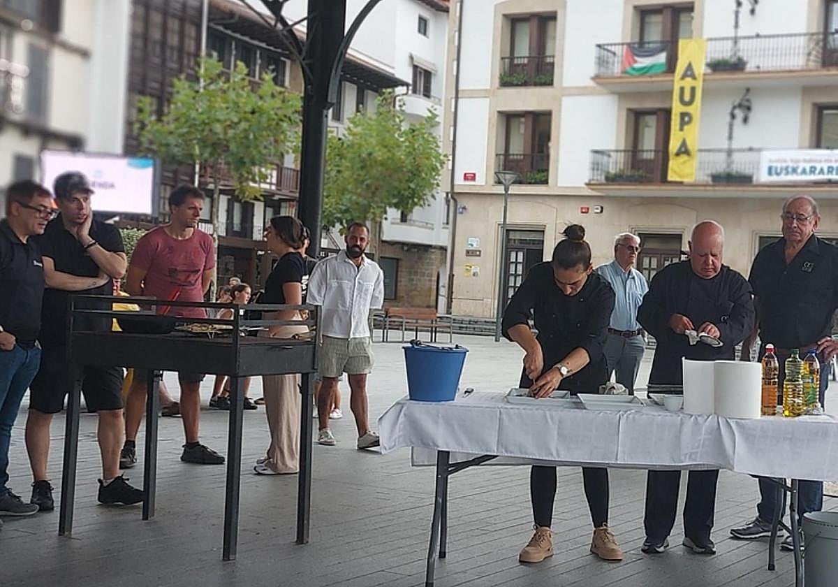 Herriko parrilleroek lagunduko dute arraina prestatzen.