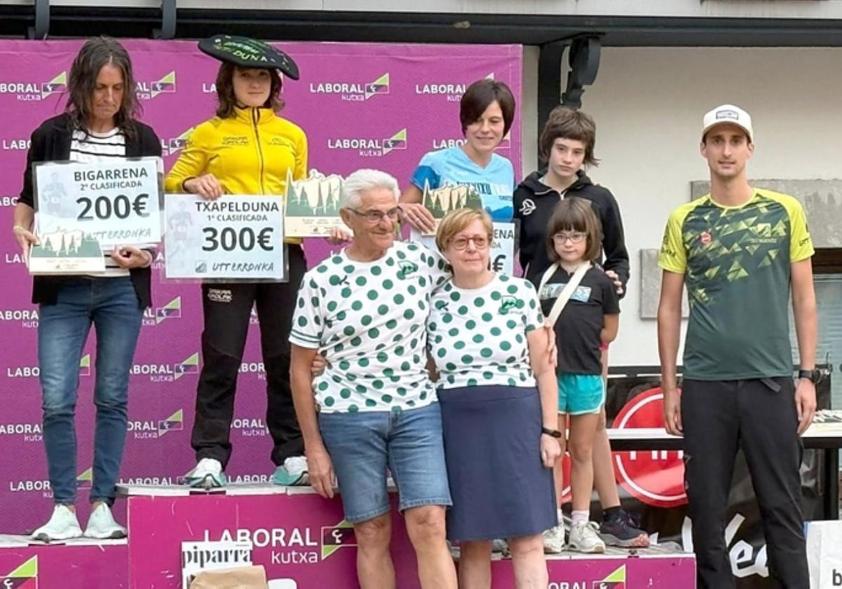 David Delgado Santosen gurasoak emakumezkoen podioarekin.