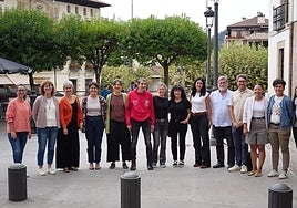 Representantes de las asociaciones y entidades que forman parte de la Mesa de Cuidados en la presentación.