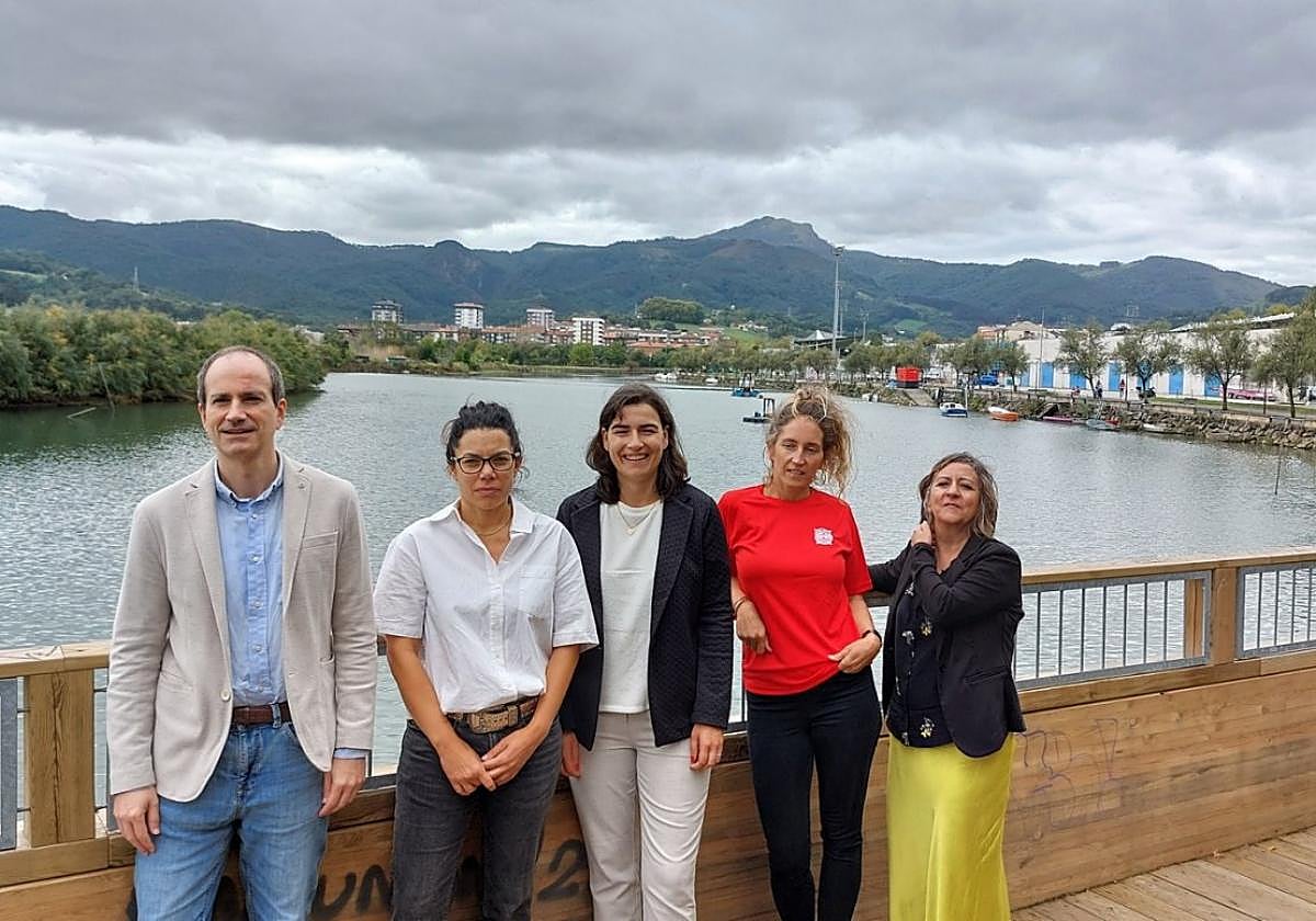 Juanjo Jiménez (Museo Oiasso), Sonia Parada (ETH), la concejala Nuria Alzaga, Jone Otaño (Santiagotarrak) y Eva Fernández (Bidasoa Activa).