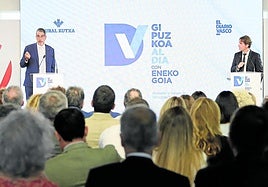 Eneko Goia interviene en el foro 'Gipuzkoa al día', celebrado en DV Gunea, ante la mirada del director de El Diario Vasco, David Taberna, que moderó un encuentro al que asistió una amplia representación del territorio.