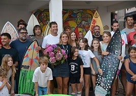 En casa. Janire González-Etxabarri, rodeada de sus vecinos ayer en Zumaia.