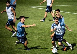 Turrientes trata de escapar con el balón controlado del acoso de Brais y Gorrotxategi ante la presencia de Marín ayer en Zubieta.