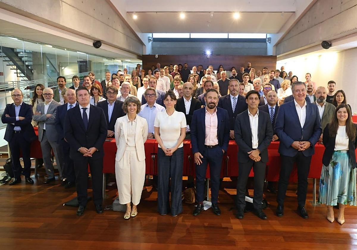 El consejero de Vivienda, Denis Itxaso, en el centro junto a otras autoridades, este miércoles en Donostia.