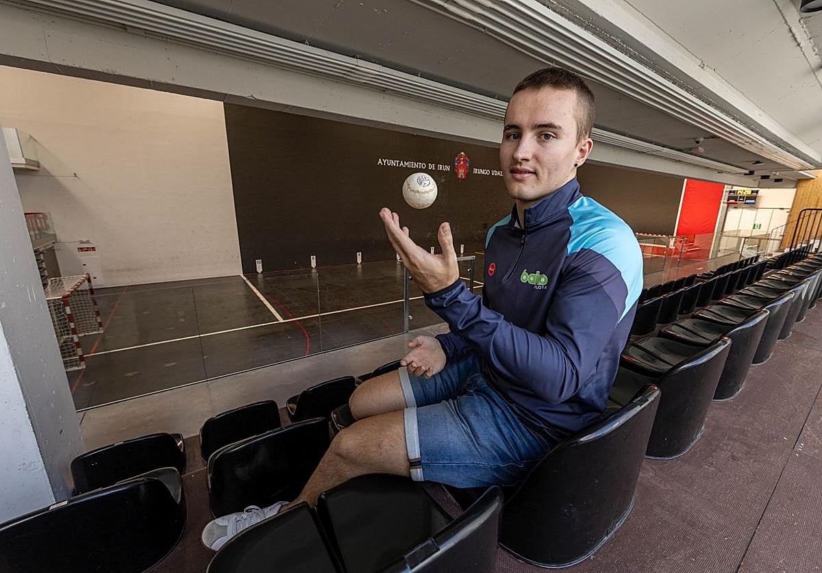 Unai Amiano, en el Uranzu de Irun, el frontón de su ciudad y el de su debut como profesional.