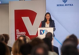Nuria Delgado, jefa de zona en Gipuzkoa de Rural Kutxa, durante su intervención.