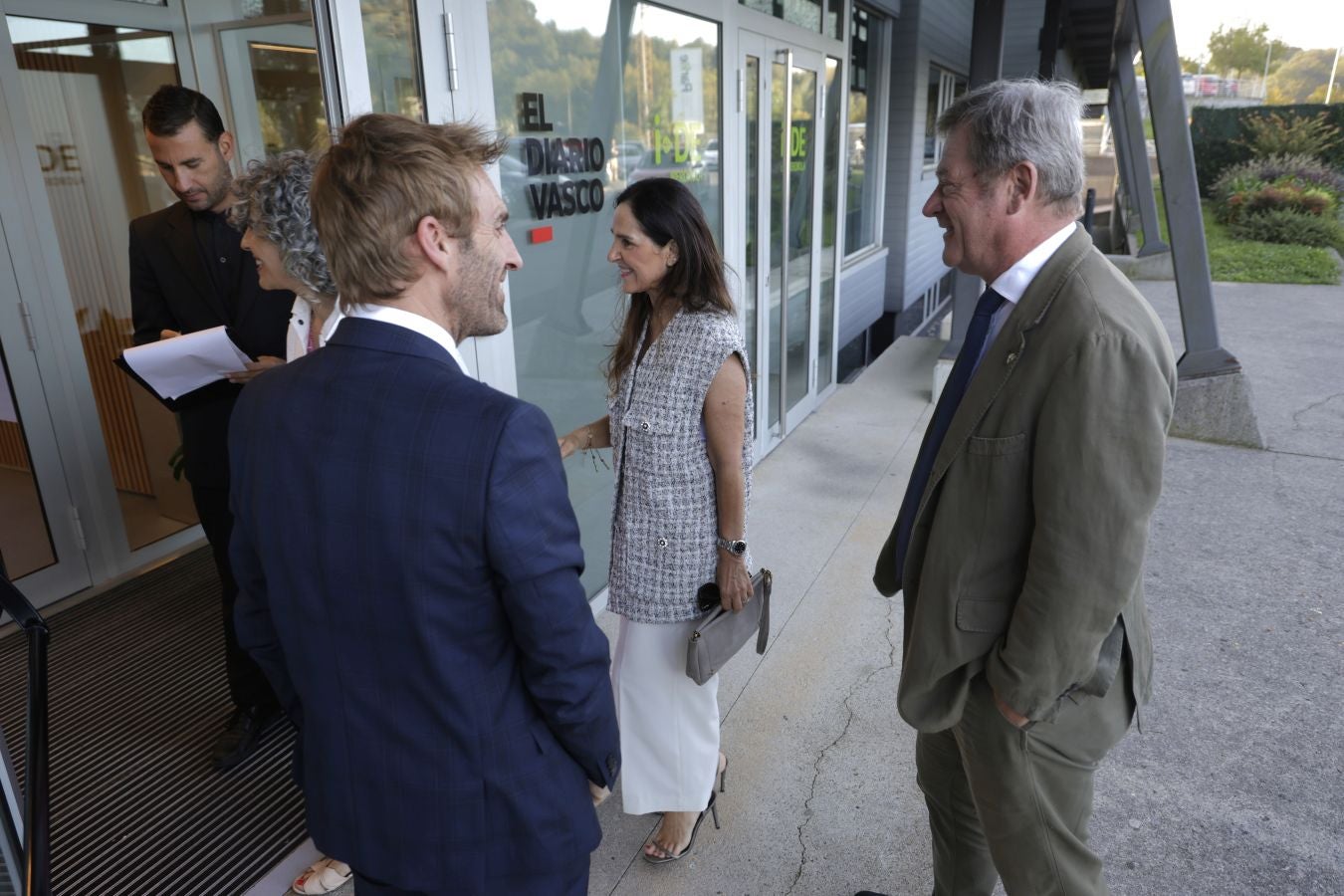 Iñigo Martín, director general de El Diario Vasco, recibe a la presidente del Parlamento Vasco, Bakartxo Tejeria, y los consejeros del Gobierno Vasco, Ibone Bengoetxea y Bingen Zupiria.