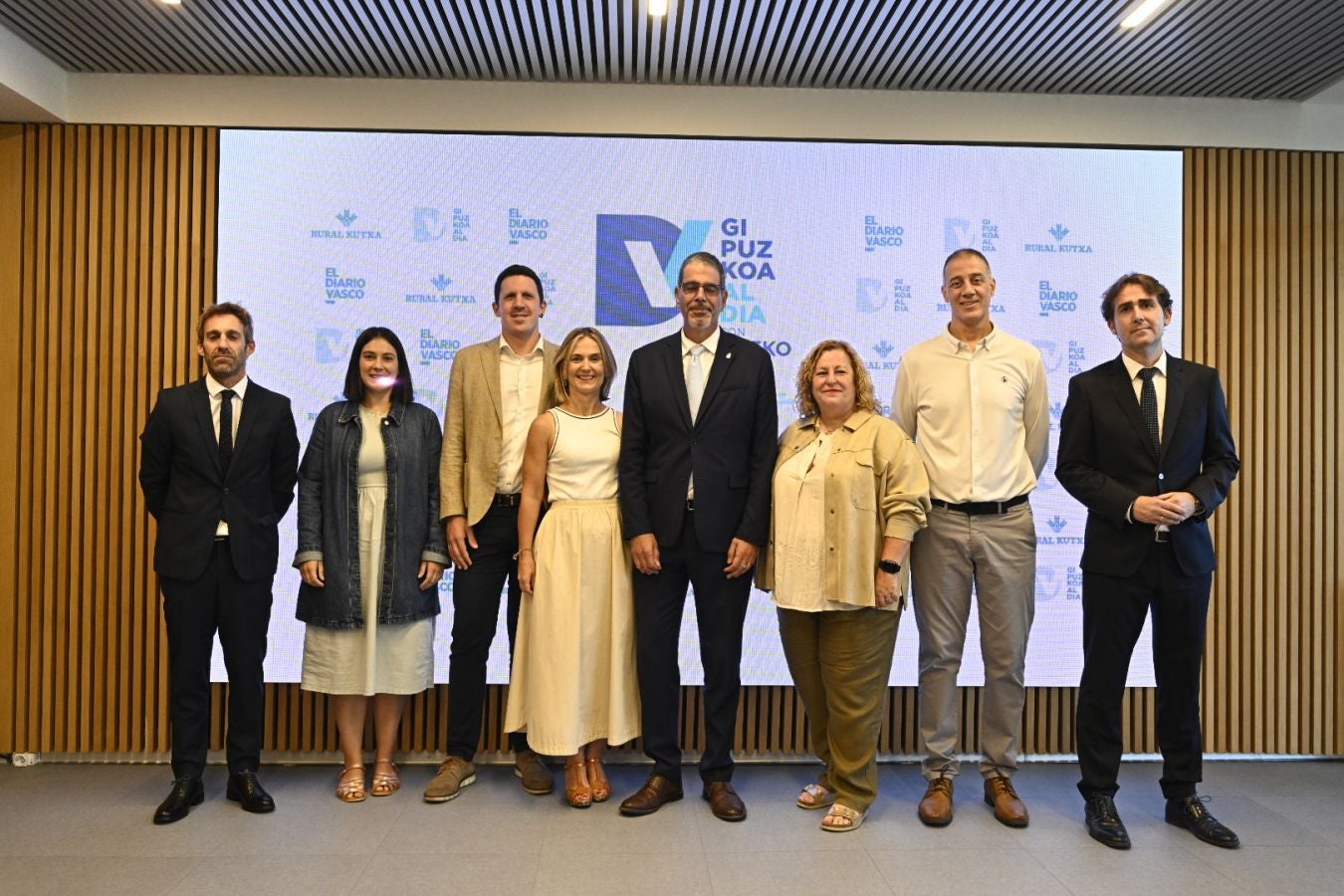 El director general de El Diario Vasco, Iñigo Martín, con los alcaldes del PNV Maialen Gurrutxaga, Jon Ander Azpiroz, Leire Artola, Eneko Goia, Alazne Txurruka, Jorge Segurado; y el director de El Diario Vasco, David Taberna.