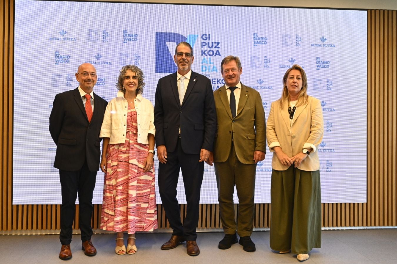 Javier Roldan, adjunto a la dirección de El Diario Vasco, Ibone Bengoetxea, consejera de Cultura y Políticas Lingüísticas; Eneko Goia, alcalde de San Sebastián; Bingen Zupiria, consejero de Seguridad, y Arantza Aldaz, jefa de Información de El Diario Vasco.