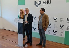 El rector, Joxerramon Bengoetxea, y los vicerrectores Estitxu Garai y Asier Blas.