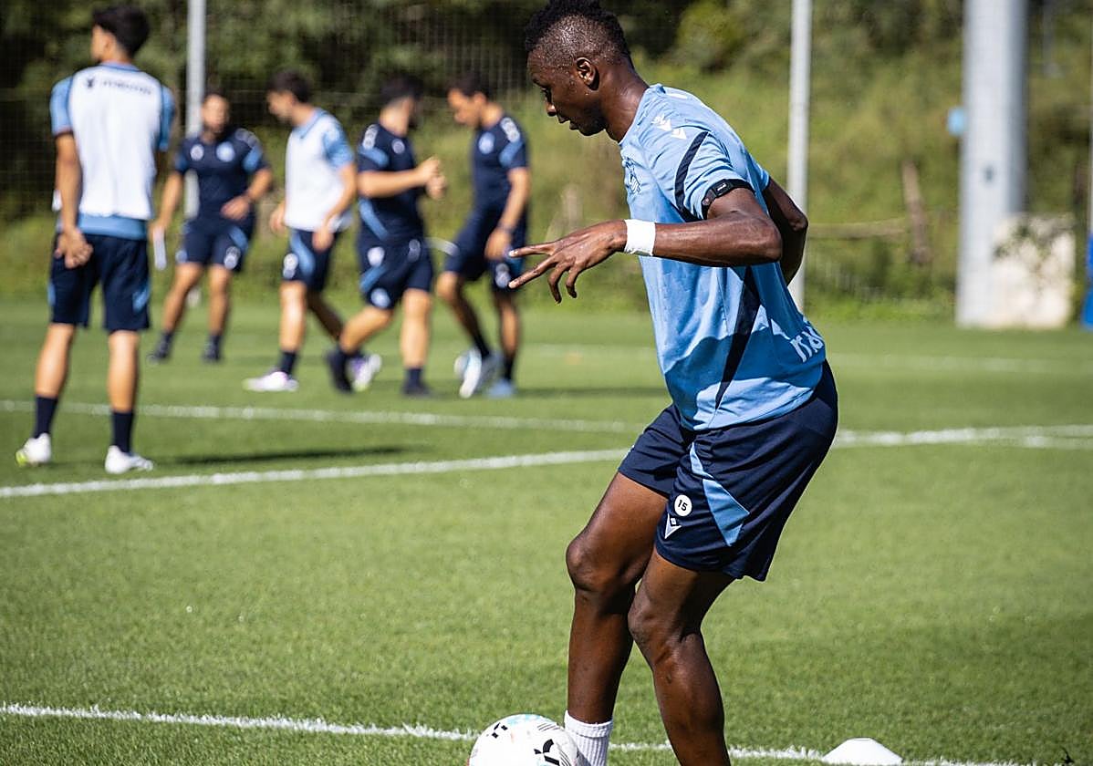 Sadiq Umar realiza tacadas al balón durante el entrenamiento de este martes