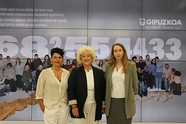 Lucia Saiz, representante de una familia de acogida de urgencia, la diputada de Cuidados y Políticas Sociales, Maite Peña, y Maitane Carcamo, jefa de la Sección de Acogimiento Familiar y Adopción.