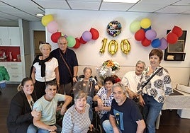 Merche Aristegui, en la celebración de su 100 cumpleaños junto a sus allegados.